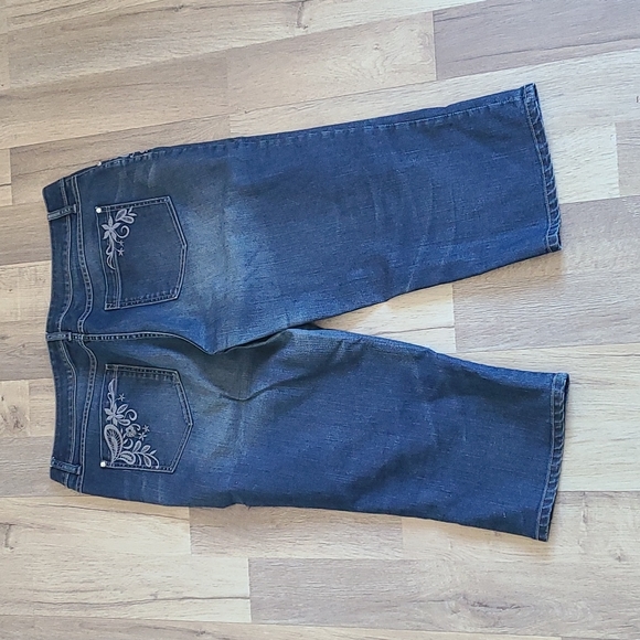 Capris - Picture 5 of 6